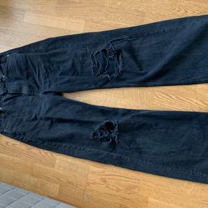 Säljer dessa svarta HM jeans då dem inte kommer till användning. Har haft dem cirka 3 gånger och dem är sparsamt använda. Baggy i stilen och sitter perfekt på mig som är 170😊