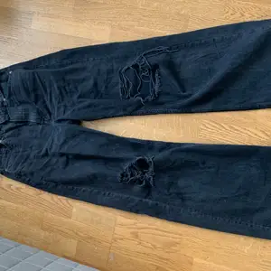 Säljer dessa svarta HM jeans då dem inte kommer till användning. Har haft dem cirka 3 gånger och dem är sparsamt använda. Baggy i stilen och sitter perfekt på mig som är 170😊
