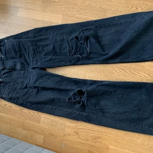 Svarta HM jeans - Säljer dessa svarta HM jeans då dem inte kommer till användning. Har haft dem cirka 3 gånger och dem är sparsamt använda. Baggy i stilen och sitter perfekt på mig som är 170😊