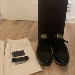 Valentino rockrunner - Väldigt bra skick/ Dustbag/extra valentino laces och låda