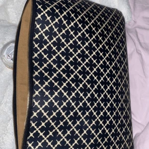 Marlene Birger datorfodral  - Datsfodral från Marlene Birger. Mått finns på bild nr 2. Inga defekter. Säljer för 350 inkl frakt. Pris kan förhandlas vid snabb affär 📦⭐️