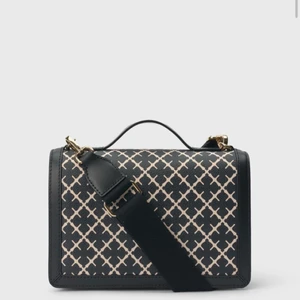 Marlene Birger Loenna - Säljer den perfekta väskan! Superfin och rymlig, du får med dig allt du behöver. Köpt på boozt hemsida för 2500kr, budgivningen vid flera intresserade! Skriv för frågor eller egna bilder 🤍