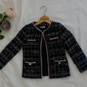 Kavaj från Kids Star i storlek 10 år. - Kavajen är i bra skick och den är true to size. Storleken är i år 10 vilket motsvarar ungefär 134 cm. Jättefin jacka att ha nu till våren😊 Frakten kan ändras då jackan möjligtvis får plats i ett mindre paket. Jag kan även mötas i Göteborg oxh lämna paketet ville då blir gratis. Du kan även komma till mig och hämta paketet gratis. 