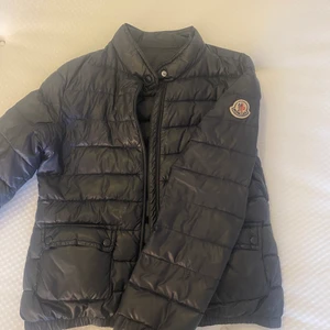 Moncler jacka  - Säljer då den var för liten, den är en lite tunnare modell så perfekt till våren/ sommaren. Äktihetsbevis finns. Kom privat för fler bilder och frågor😇  Har en liten skada på armen 