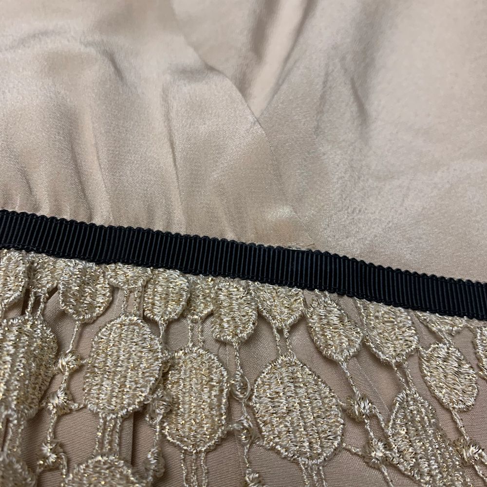 Fantastiskt vackert klänning från märke Mayla.  material silke storlek 36, fast jag uppskattar den som en 34 mycket fint skick perfekt till bröllop eller fest. Klänningar.