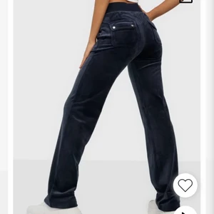 Juciy byxor  - Säljer mina juciy couture byxor som tyvär är förstora för mig.(Dom är helt slutsålda på hemsidorna) Har inte änvändt dom alls mycket, byxorna är i storlek L💙Skicka privat för mera bilder, Köparen står för frakten sen!