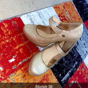 Heels  - Använder bara ett gång 