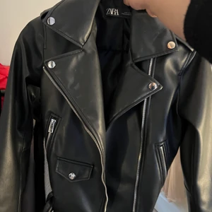 Zara skinnjacka  - Fint skick inte använd mycket alls 