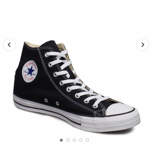 Svarta converse - Säljer mina helt nya svarta converse i stl 40, dom är tyvärr för små för mig så jag får sälja de här. Ny pris är 700 kr och säljer mina för 450 kr, men kan diskutera priset också!bara att skriva om ni har frågor🥰