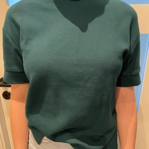 Skogsgrön tröja - Skön, bekväm och snygg grön tröja från Zara som också har lite slits på sidan! Otroooligt skön!