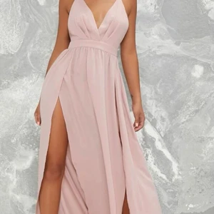 KLÄNNING - Säljer denna rosa klänning, endast använd en gång! Storlek xs. Pris går att diskutera💕