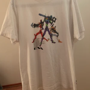 UNIQLO x EVA - oversized Uniqlo tshirt med anime print 