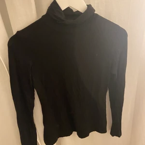 Polotröja - Polotröja från hm. Materialet är väldigt skönt, säljer för de är inte riktigt min stil.