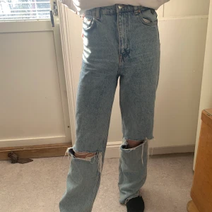 Zara jeans strl 34 - Säljer dessa jeans som endast är använda två ggr🤩🤩sitter supersnyggt och är i strl 34💞💞🤪