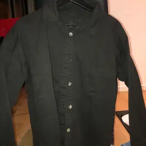 Oversize skjorta, svart i tjockare material från lager 157 i strl S 50kr