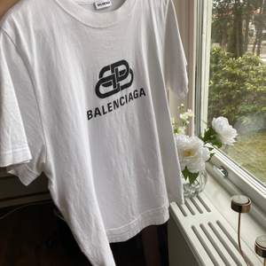 T-shirt från balenciga köpt i Milano 2019, använd fåtal gånger, OBS! Den sitter som en Medium då tröjan egentligen är en kortare modell därför tog jag större storlek för jag ville att den skulle sitta som en vanlig T-shirt😃