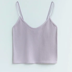 Linne  - Lila croppat linne från zara. Storlek M-L. Köparen står för frakt! Skicka gärna ett meddelande vid frågor eller funderingar!