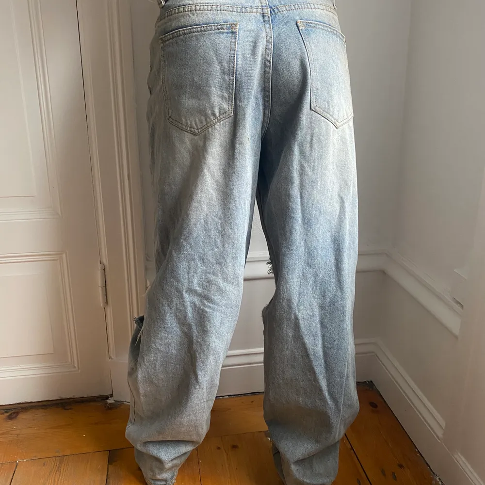 Baggy jeans i strl 6 (34). De är lowwaisted och sitter perfekt på midjan. Köpt på pretty little thing. Jeans & Byxor.
