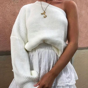 By anastisia stickad tröja - Säljer min sköna stickade tröja från by anastisia💕💕💕  använd fåtal gången, säljer pga lite för stor för mig! Köparen står för frakten