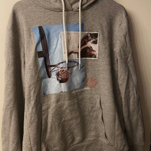 Hoodie - Hoodie med baskettryck från footlocker i väldigt bra skick
