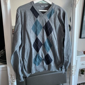 Tröja - Trendig tröja jag inte använder längre, jag har använt den ca 2 gånger kanske så den är hyfsat ny💞