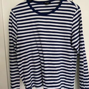 Randig tröja  - Randig tröja med lite vidare ärmar. Ränderna är blåa och vita. Säljer pågrund utav att jag har två likadana💙🦋 väldigt mjukt material. 