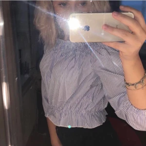 Blå blus  - En jätte fin blå-vit randig blus i storlek s, superfin till sommaren. Använd endast 1 gång. Köparen står för frakt, kan gå ner i pris vid snabb affär!😊