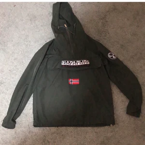  Napapijri vindjacka  strl M/L - Napapijri jacka perfekt både till sommar och vinter använd två gånger bara!