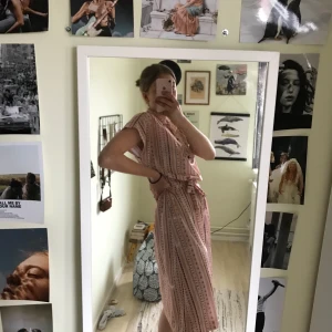 Supersöt retro klänning👗 - Jättefin klänning som jag tyvärr aldrig använder söker nytt kärleksfullt hem💗🥺 Perfekt nu till våren och sommaren men går också superbra att dra en varm tröja över och ha klänningen som kjol när det är kallare. Frakt på 62 kr tillkommer. Står ingen storlek i klänningen men passar mig som brukar ha M, dock skulle den säkert passa större och mindre då man kan dra åt midjan hur man vill💜