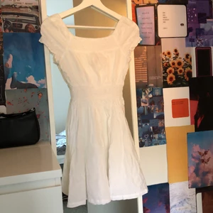 Superfin miniklänning  - Jättefin miniklänning från hm. Färgen är vit. Passar alla i stoleken mellan 32-36. Har ett blommigt mönster. Aldrig använd. Slutsåld i butik och på hemsidan. Köparen står för frakt, annars kan mötas i Stockholm 