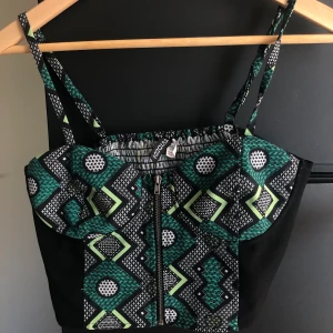Croptop med mönster! - Skitsnygg croptop med grönaktigt mönster som passar asbra till fest och likande. Säljes eftersom den inte passar längre😔skulle uppskatta storleken till 36/S och kupan passar till en B-kupa/liten c-kupa. Kontakta mig vid frågor/fler bilder! 🥰