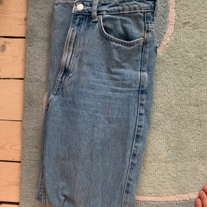 Highwaisted rowe jeans från weekday - Ett par ljusblå högmidjade jeans från weekday storlek 25/30! Knappt använda