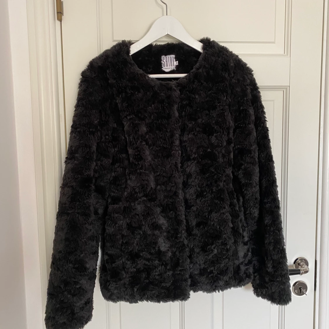 Svart fluffig jacka  - 90