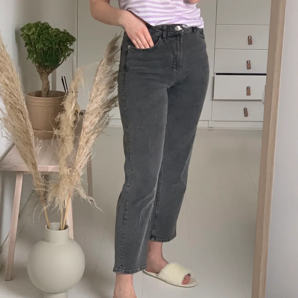 Svart-gråa jeans i en rak modell från Lindex i bra skick. Jag är 170 cm och har vanligtvis storlek S/36. Köparen står för frakten. Jeans & Byxor.