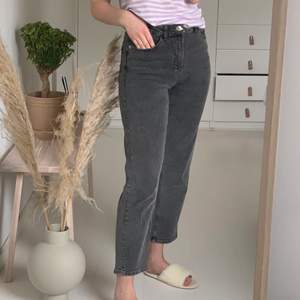 Svart-gråa jeans i en rak modell från Lindex i bra skick. Jag är 170 cm och har vanligtvis storlek S/36. Köparen står för frakten