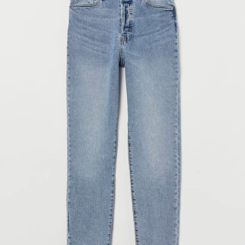 Mom jeans från H&M, skinny längst låren och större nertill, väldigt stretchiga och töjer ut sig (första bilden är tagen samma dag och ser därför så tajt ut). Fler bilder kan skickas vid intresse, fram och baktill.  Strl 34. Formar sig väldigt bra efter kroppen och är stretchiga - därmed passar en 36 också!   Nypris 300 kr, endast använda en gång! #jeans  #vintage #momjeans. Jeans & Byxor.