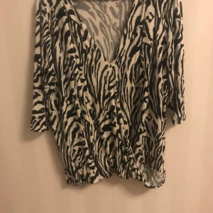 Tröja  - Fint skick bortsett från att den är lite trasig upp, se bild. 