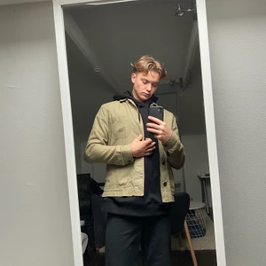 Samsøe Samsøe overshirt militärgrön - Försöker bli av med den här overshirten då den är för liten för mig. Snygg cargogrön färg, funkar som både skjorta och jacka. Nypris när jag köpte den tror jag var 1700.