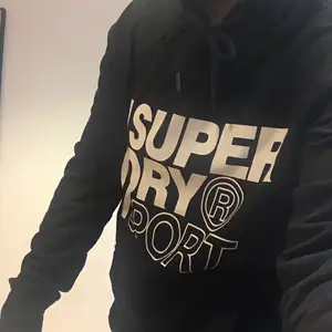 Jätteskön hoodie från Super Dry som knappt är använd, pris kan diskuteras så tveka inte att höra av er vid intresse💖
