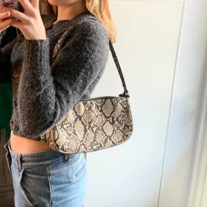 Ormskinns väska - Väska köpte på Berska. Trasig dragkedja, Annas fint skick😊