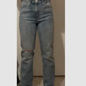 Jeans  - Ett par jeans köpta för 400 kr men säljer för 150kr. 💕
