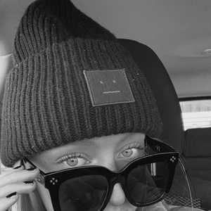 Acne studio mössa - Säljer min fina fina acne mössa (slutsåld) , köpt för 3 månader sedan, väldigt fint skick🖤🖤🖤 frakt står köparen för , buda i kommentarerna/privat