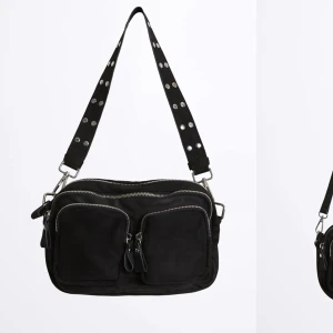 Väska - Säljer min nästan helt nya väska. Väskan köptes för 349 kr och mitt pris är 130. En liten fläck på baksidan men inget som synns överdrivet mycket. Går säkert bort men jag har inte testat. Väskan är använd 1 gång. Säljer då den inte kommer till användning. Köparen står för frakt💞