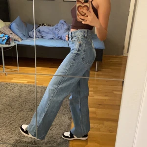 Raka jeans från Zara, storlek 32 - Ny skick! Köparen står för frakten!