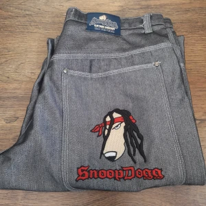 Coola grå/metallic ovanliga Snopp dogg  jeans/byxor - Säljer dessa balla Snopp dogg byxorna. 🪐 De är i fint begagnat skick.  Måtten är mätta på golvet: Beninnerlängd: 86 cm. Midjemått: 46 cm. Skriv privat om ni vill se fler bilder! Bud från 170 kr. Budstopp fredag den 26/2 kl 20:00. Buda gärna i kommentarsfältet. Tar Swish! 💓 