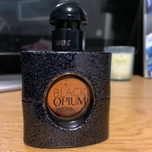 YSL Black opium - 2 sprut användt bara så som helt ny :) Kan fraktas !