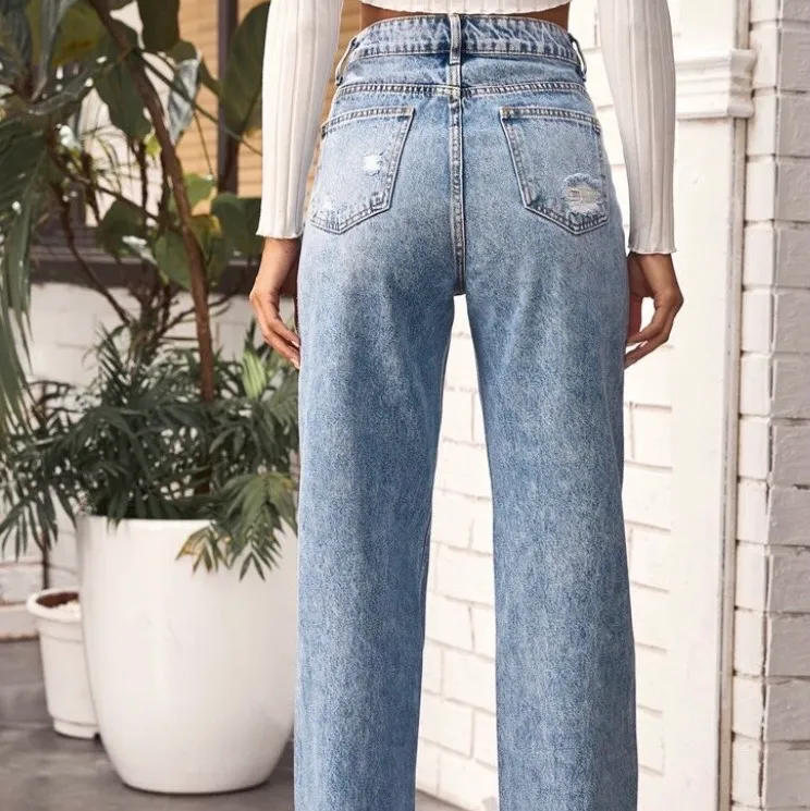 Säljer dessa skitsnygga jeansen, har alldeles för många kläder därav säljer jag dessa. Helt OANVÄNDA. Storlek 34/XS, passar 34-36 skulle jag nog säga🦋 Utgångspris 199kr, buda. Högst bud vinner. Jeans & Byxor.