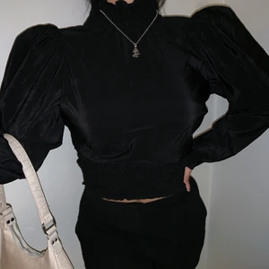 Svart topp med öppen rygg - Säljer denna trendiga tröjan med öppen rygg. 