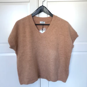 Stickad väst  - Skitsnygg stickad väst ifrån Jacqueline de Yong! Oanvänd med lappar kvar! Storlek XS. Perfekt över en skjorta tex