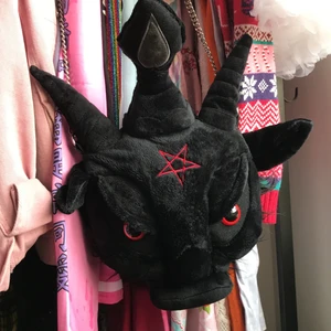 Killstar kreeptures-handväska - asgullig handväska från killstars kreeptures-kollektion! ett fack på insidan som stängs med dragkedja. använd typ en gång! frakten är inräknad i priset :)